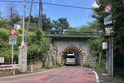 狭い道! 制限1.9mだが何かがおかしい…東京都小金井市 画像