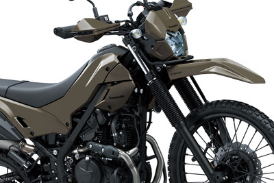 ミリタリーファンも注目!?「まるで偵察用オートバイ」なカワサキの新型車に「めっちゃカッコヨ」と反響 画像