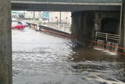 豪雨時のアンダーパス通行は危険 水圧・電装故障・車両浮上で脱出困難に 画像