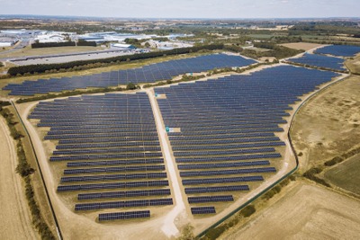 ジャガー・ランドローバー、英国最大級の太陽光発電所開設…サッカー場36面分に相当 画像