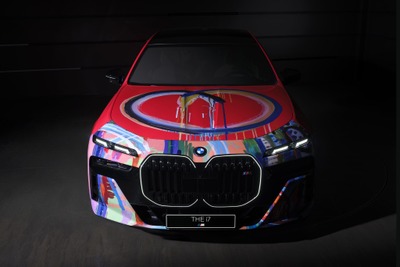 BMWの最上位EVセダン『i7』がアートカーに、韓国人アーティストとコラボ…9月3日初公開へ 画像