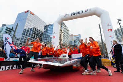 ブリヂストンの「ENLITEN」技術採用タイヤ装着チーム、世界ソーラーカーレースで優勝 画像
