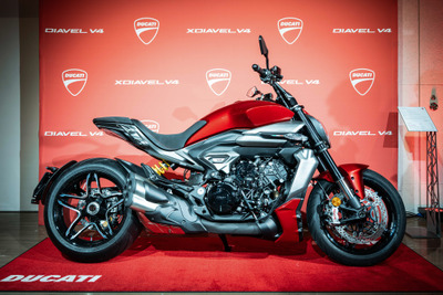ドゥカティの“斬新”クルーザーが日本初公開、V4エンジンに軽量ボディの新型『Xディアベル V4』 画像