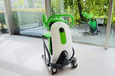 ジヤトコが介護負担軽減へ、移乗機構付き車いす「Lifmy」発表…国際福祉機器展 画像