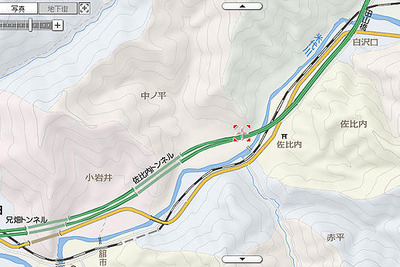定員外乗車のワゴン車が分離帯衝突、8人が死傷 画像