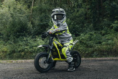 座って・立って2WAY、トライアンフからジュニアライダー向け電動オフロードバイク『TXP』登場 画像