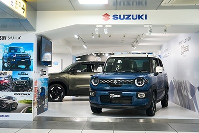 スズキ『クロスビー』改良新型、新幹線浜松駅コンコースに展示開始…『eビターラ』と揃い踏み 画像