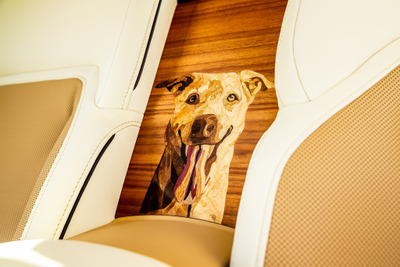 愛犬への愛を込めて、ロールスロイスが180枚のベニヤで特別な寄木細工をカスタム…EV『スペクター』にワンオフ 画像