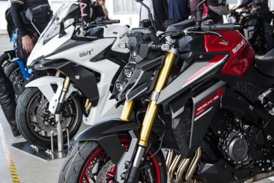 初公開「赤のS」と「白のGT」で『GSX-R』40周年を祝福! スズキ工場にファン集結、MotoGPマシン「最後の咆哮」も 画像