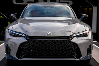 レクサス『IS』改良新型、新フェイスの実車を初公開…米国仕様は「F SPORT」のみ 画像