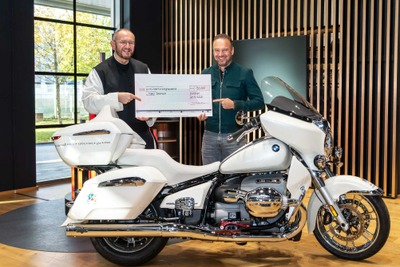 ローマ教皇のサイン入りBMWが約2300万円で落札 画像