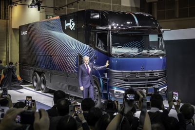 長距離輸送の決め手となるか? 三菱ふそう、水素トラックを「エンジン車」と「燃料電池車」の2本立てで世界初公開!…ジャパンモビリティショー2025 画像
