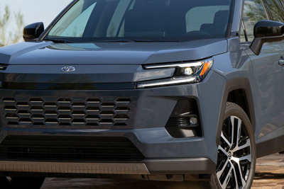 「輸入するの？」トヨタ『RAV4ハイブリッド』新型が先行して米国発売へ！SNSの注目は「ハンマーヘッド顔」