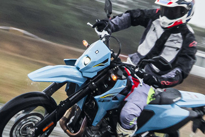 【スズキ DR-Z4SM 試乗】「もはや反則級！」身軽なのに超パワフル、オールマイティな“戦闘力”に唸る…青木タカオ 画像