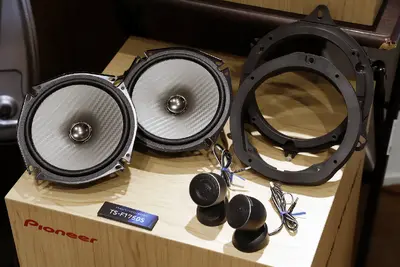 カロッツェリアFシリーズが7年半ぶり刷新！ 試聴で分かった“最短で効く”高音質化 画像