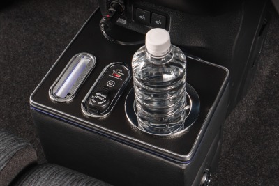 新型ダイハツ『ムーヴ』専用LEDコンソールボックスが発売、純正のようなフィット感 画像