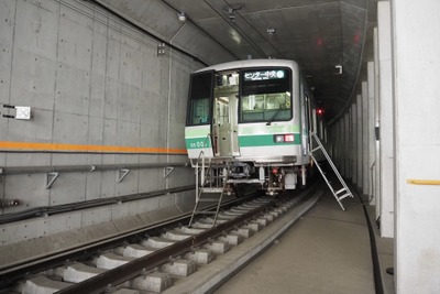 スマホのライトで照らして---地下鉄がトンネル内で脱線、避難訓練　東京メトロ 画像