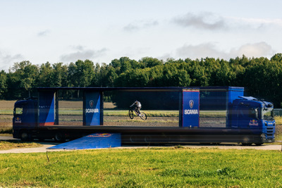 自動運転トラック2台の間を自転車で飛び越える、世界初の挑戦に成功…スカニア 画像