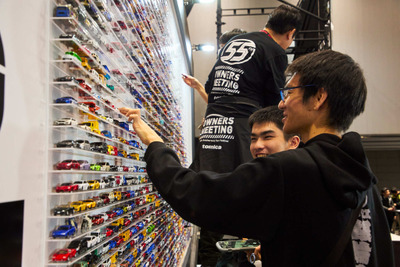 5000台ウォールとエヴァコラボ実車を初公開　トミカ55周年「TOMICA OWNERS MEETING」開幕 画像