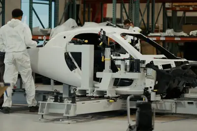 米EVアプテラ、ソーラーパネル搭載3輪EV量産化へ…車両組立ライン公開 画像