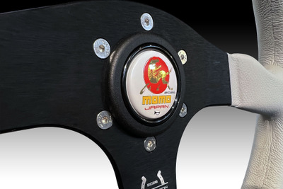 テーマは「馬」、MOMOが日本限定ステアリング「JAPAN YEAR モデル」を199本限定で発売 画像