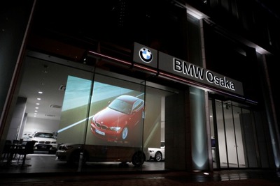 ショールームをスクリーンに…BMWジャパンが導入 画像