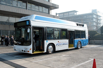 燃料電池バス『FCHV-BUS1』、霞が関で「発車オーライ!」 画像