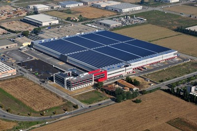 三菱電機、イタリアの物流センターに太陽電池を納入 画像