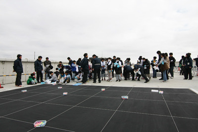 ［写真蔵］7×5m、小学生35名が高速道路に絵を描く 画像