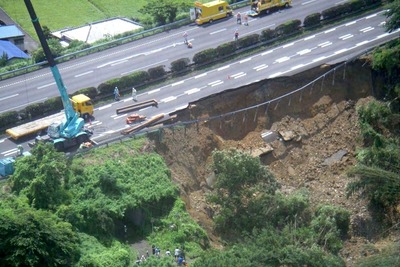 高速道路緊急点検---盛土のり面崩壊で 画像