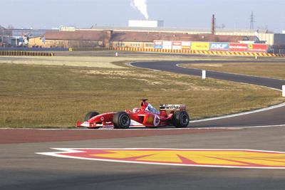 新型フェラーリ「F2003-GA」、シューマッハの運転で記録更新! …フィオラノ 画像