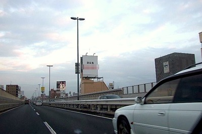都心の道路からネオンが消えた 画像