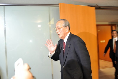 稲盛氏、前原国交相とともに官邸へ 画像