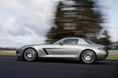 【メルセデスベンツ SLS AMG 試乗】300SL の復刻版ではない…河村康彦 画像
