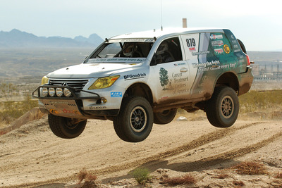 レクサス LX570、2010年も世界一過酷な砂漠レースに参戦 画像