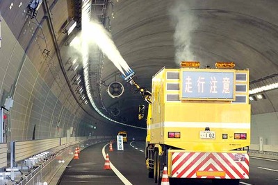 ［新東名トンネル照明実験］キャビテーション清掃車との相性も検証 画像