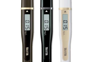 タニタ、簡単に飲酒量をチェックできるアルコールセンサーを発売 画像