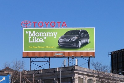 トヨタ、屋外広告の車種を変更…リコール問題対応か 画像