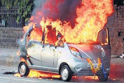 タタ ナノ、インドで車両火災事故が頻発 画像