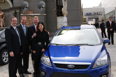 フォードのムラリーCEO、上海の顧客にサプライズ納車 画像