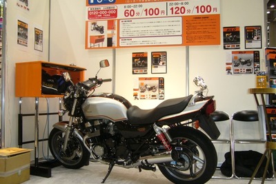 【東京モーターサイクルショー10】バイク駐輪場も進化しています 画像