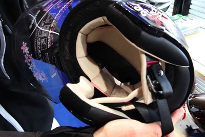 【東京モーターサイクルショー10】女性用のヘルメット…化粧で汚れにくい 画像