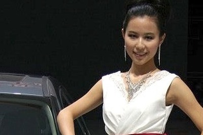 【北京モーターショー10】コンパニオン画像…背が高くて抜群のプロポーション 画像