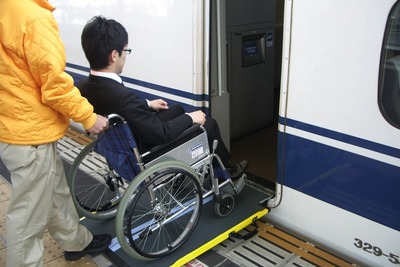 新幹線乗降用の車椅子スロープ　住友ゴムが納入 画像