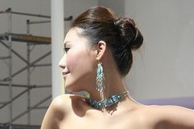 【北京モーターショー10】コンパニオン画像…脚線美の誘惑 画像