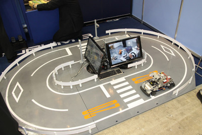 シミュレータ技術とカーロボティクス技術とを連携 画像