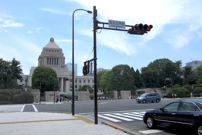 【新聞ウォッチ】民主大敗過半数割れ、懸念される経済の混乱 画像