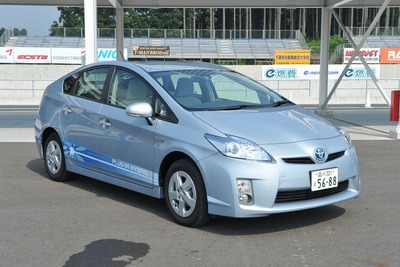 【e燃費チャレンジ 2010】プリウスPHVをサーキットドライブ、次世代エコカーの乗り味は? 画像