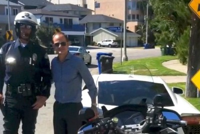 ［動画］レクサス LFA、世界で最初のスピード違反…警官と記念撮影 画像