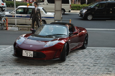 トヨタ豊田社長、テスラ ロードスター をプレゼントされて予定外のパフォーマンス 画像